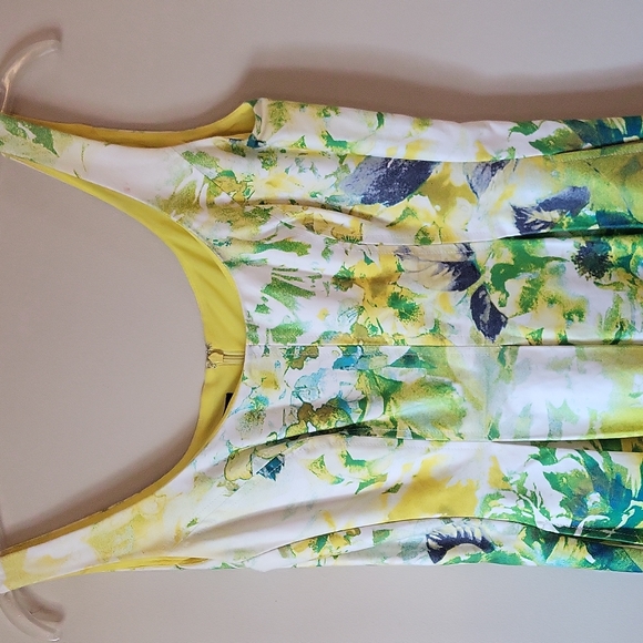 Floral pattern dress with pockets Size 4 - Picture 6 of 6